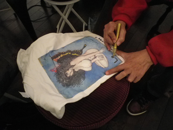 Tシャツにサインをいただきました